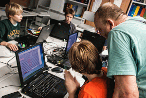 schueler_hausmeister_zusammen01_web