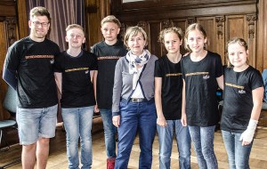 christine_keil_mit_team_unter_den_baemen_01a